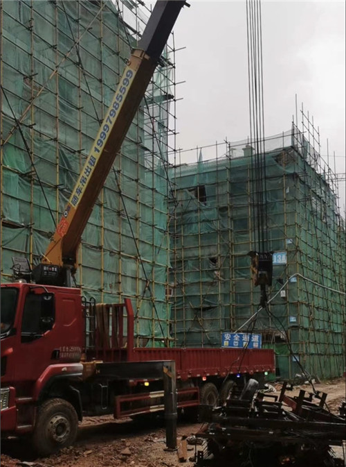 双鸭山市“慢工细活”—— 吊车的 “微动控制” 技术