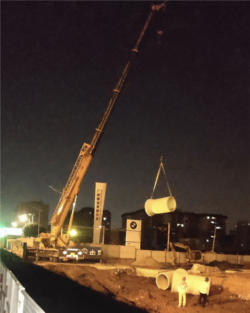 双鸭山市“弯臂矫正”—— 吊车的 “形变补偿” 技术