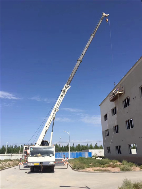 双鸭山市“轻装强干”—— 吊车的 “轻量化臂架” 技术